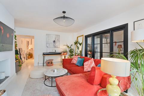 2 bedroom property to rent, Sinclair Gardens, W14