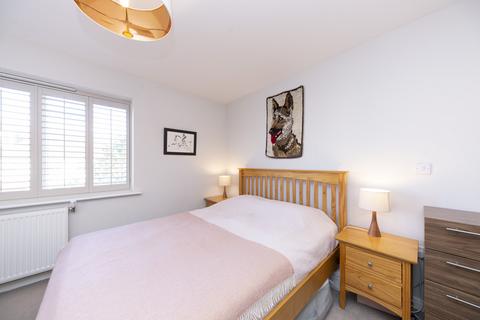 2 bedroom flat to rent, Hero, SW20