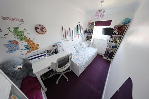 25 Civic Square, Tilbury, RM18 8AD