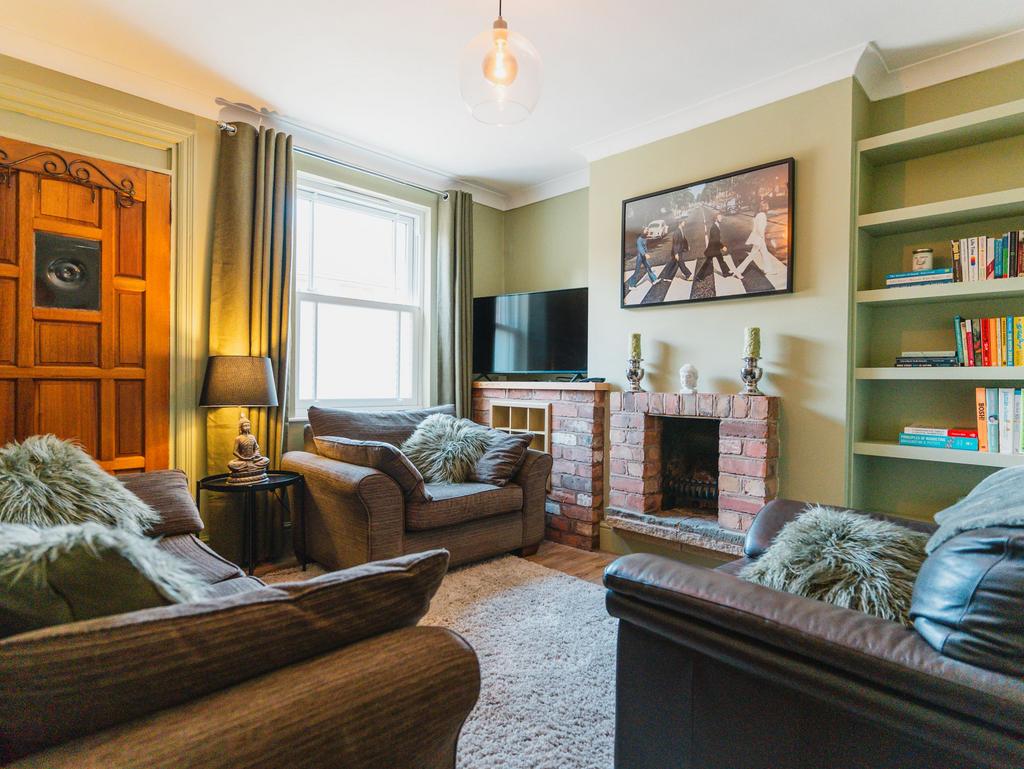 West Road, Oakham, LE15 2 bed terraced house for sale £260,000