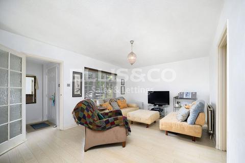 7 Page Meadow, London, NW7 2EN