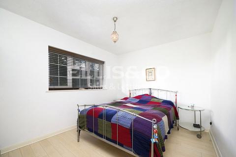 7 Page Meadow, London, NW7 2EN