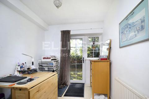 7 Page Meadow, London, NW7 2EN