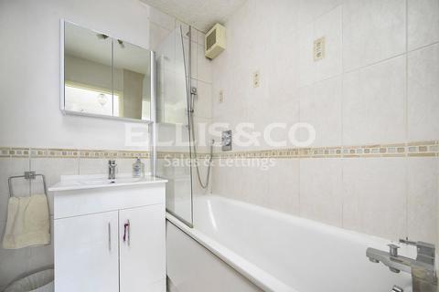 7 Page Meadow, London, NW7 2EN
