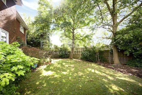 7 Page Meadow, London, NW7 2EN