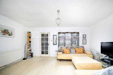 7 Page Meadow, London, NW7 2EN