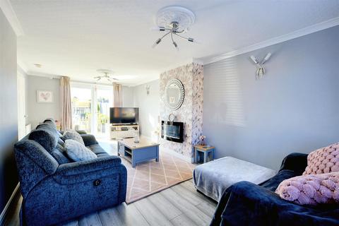 3 bedroom semi-detached house for sale, Yatesbury Crescent, Nottingham