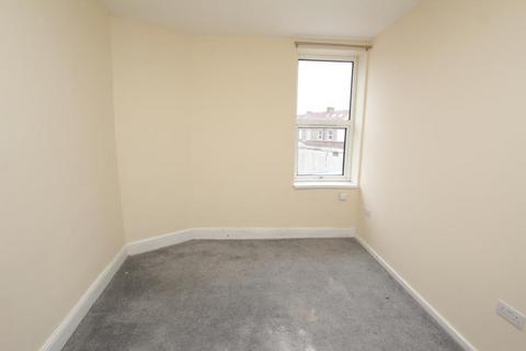 2 bedroom flat to rent, Broad Street, Bristol BS16