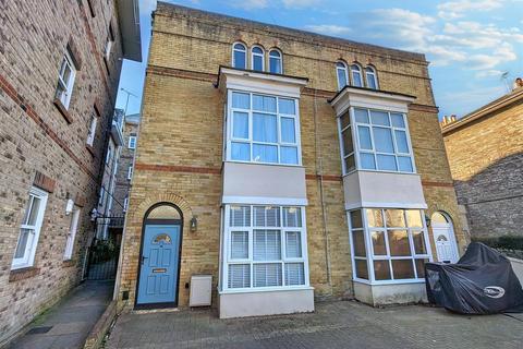 4 bedroom semi-detached house to rent, Simeon Street, Ryde, PO33 1JG