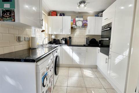 73 Barons Mead, Southampton, SO16 9TD