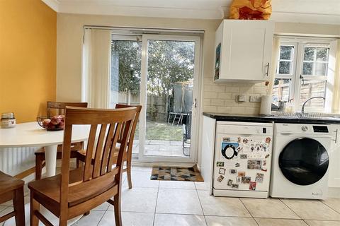 73 Barons Mead, Southampton, SO16 9TD