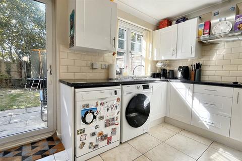 73 Barons Mead, Southampton, SO16 9TD