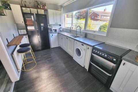 2 bedroom semi-detached house for sale, Edinburgh Avenue, Gorleston