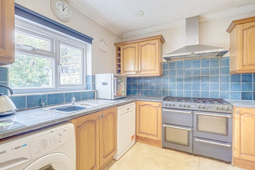 Kents Hill Road, Benfleet, SS7 4 bed semidetached house for sale £