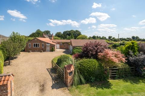 2 bedroom detached bungalow to rent, Top Farm, Lineside, Hubberts Bridge, Boston, Lincolnshire, PE20