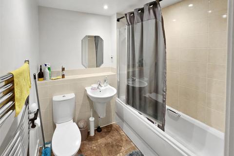 1 bedroom in a house share to rent, Medhurst Drive, Bromley