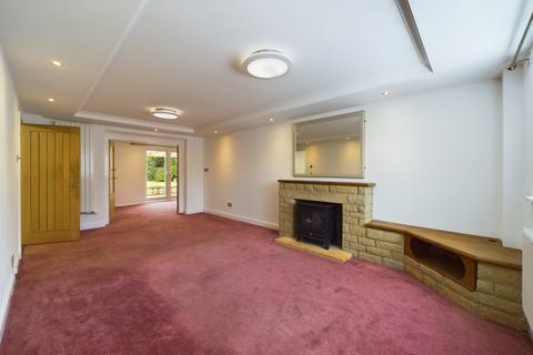 4 bedroom detached house to rent, Denham Close, Woodmancote