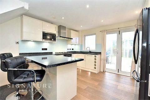 2 bedroom semi-detached house to rent, Station Road, KINGS LANGLEY