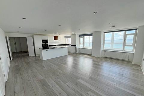 3 bedroom flat to rent, East Cliff