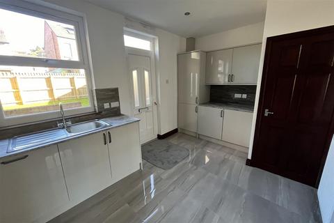 2 bedroom townhouse for sale, Douglas Avenue, Huddersfield HD5