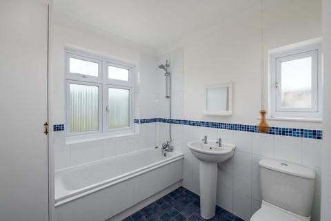 17 Broadhurst Gardens, Reigate, RH2 8AW
