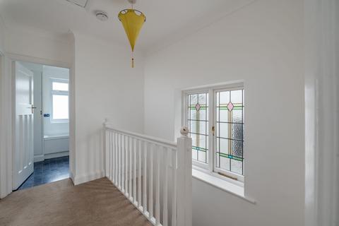 17 Broadhurst Gardens, Reigate, RH2 8AW
