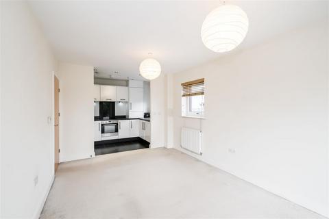 2 bedroom flat to rent, Shingly Place, The Ridgeway, Chingford