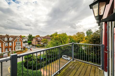 2 bedroom flat to rent, Shingly Place, The Ridgeway, Chingford