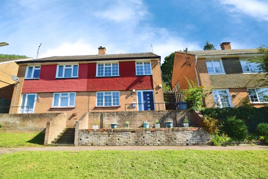 Commonwealth Road Caterham CR3 3 bed semidetached house to rent £2,000 pcm (£462 pw)