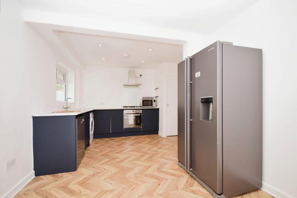 Commonwealth Road Caterham CR3 3 bed semidetached house to rent £2,000 pcm (£462 pw)