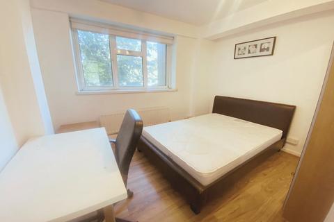 3 bedroom flat to rent, Warnham, London WC1H