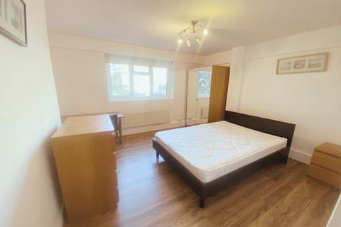 3 bedroom flat to rent, Warnham, London WC1H