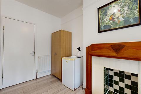 1 bedroom property to rent, Donnington Road, Brondesbury NW10