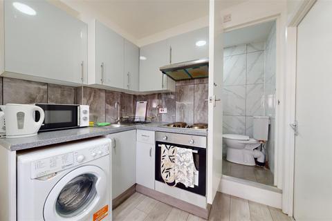 1 bedroom property to rent, Donnington Road, Brondesbury NW10