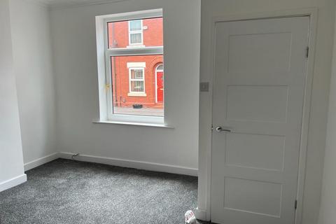 2 bedroom terraced house to rent, Tonge Moor Road, Bolton BL2