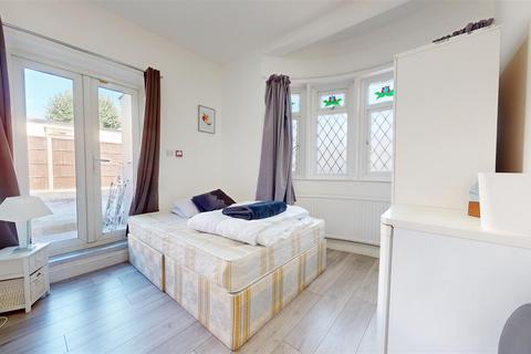 1 bedroom property to rent, Donnington Road, Brondesbury NW10