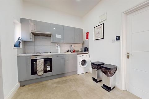 1 bedroom in a flat share to rent, Donnington Road, Brondesbury NW10