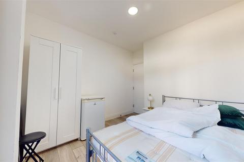 1 bedroom in a flat share to rent, Donnington Road, Brondesbury NW10