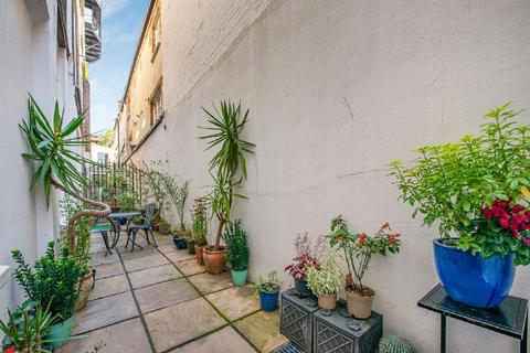 1 bedroom flat for sale, Courtfield Gardens, South Kensington