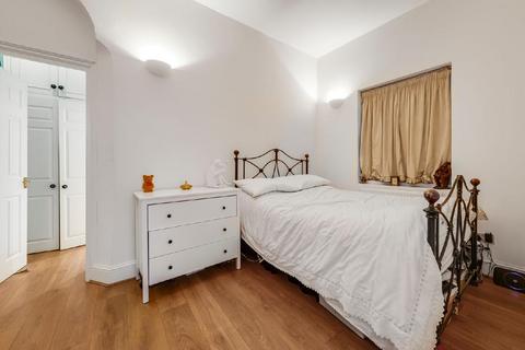 1 bedroom flat for sale, Courtfield Gardens, South Kensington