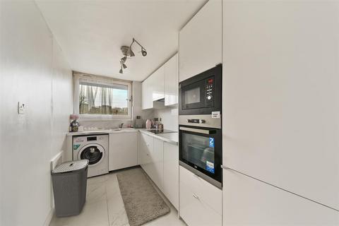 2 bedroom flat for sale, Butchers Road, London