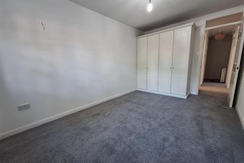 2 bedroom flat to rent, Ash Court