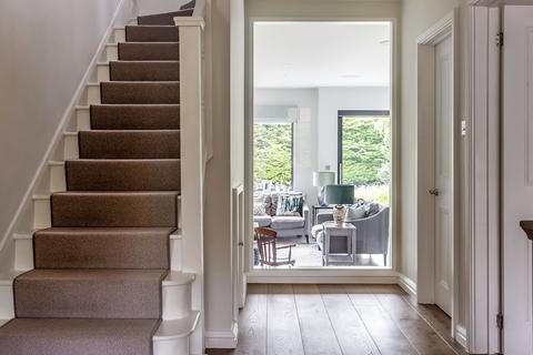 18 The Mount, Fetcham, Leatherhead, KT22 9EE