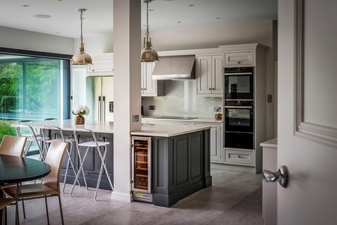 18 The Mount, Fetcham, Leatherhead, KT22 9EE