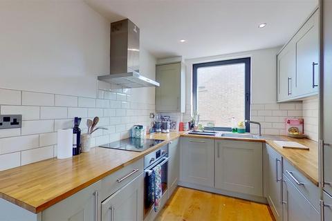 3 bedroom flat to rent, Evelyn Road, London