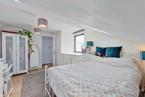 3 bedroom flat to rent, Evelyn Road, London