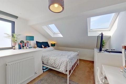 3 bedroom flat to rent, Evelyn Road, London