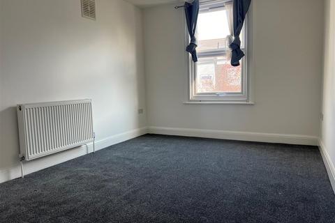 1 bedroom in a house share to rent, Felixstowe Road, Kensal Green