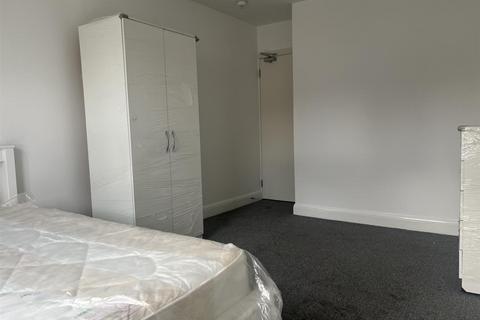 1 bedroom in a house share to rent, Felixstowe Road, Kensal Green