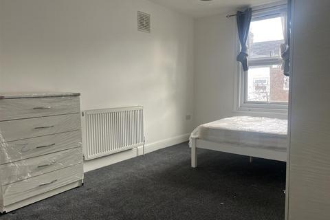 1 bedroom in a house share to rent, Felixstowe Road, Kensal Green